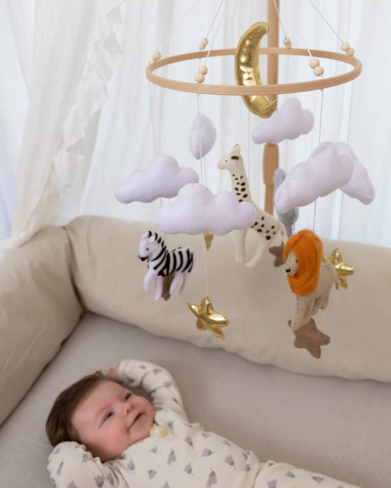 handgemaakte safari muziekmobiel lachende baby